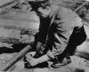 1943 год. Партизан-подрывник минирует железную дорогу.